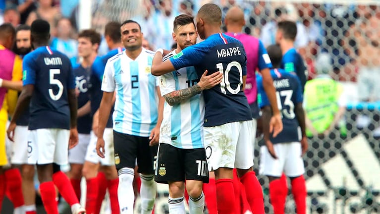 El abrazo entre Messi y Mbappé en el cruce entre ambas selecciones en Rusia 2018.