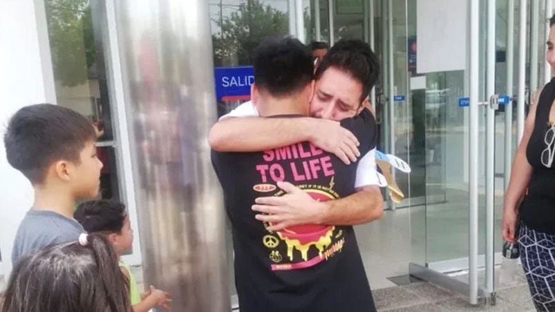 El abrazo entre Nicolás y su hijo luego de recibir el alta. Foto: LMNeuquén.