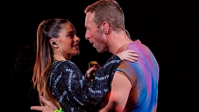 El abrazo entre Tini Stoessel y Chris Martin.