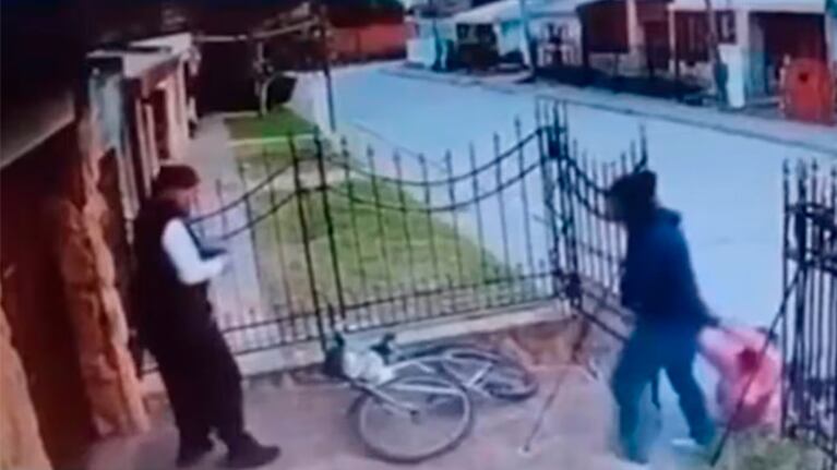 El abuelo reaccionó para defenderse de los golpes.