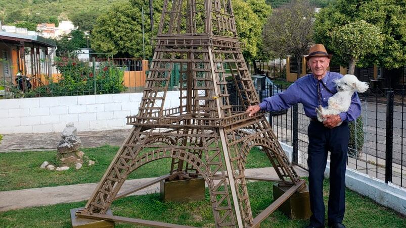 El abuelo trabajó en el proyecto durante más de dos años.