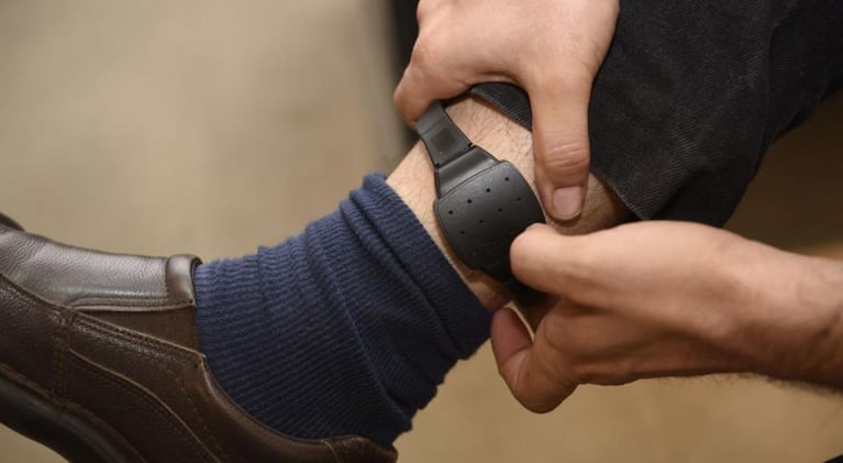 El abusador confeso está en su casa con tobillera. Imagen ilustrativa.