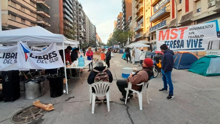 El acampe de piqueteros lleva 24 horas en Córdoba. Foto: Pablo Olivarez / El Doce.