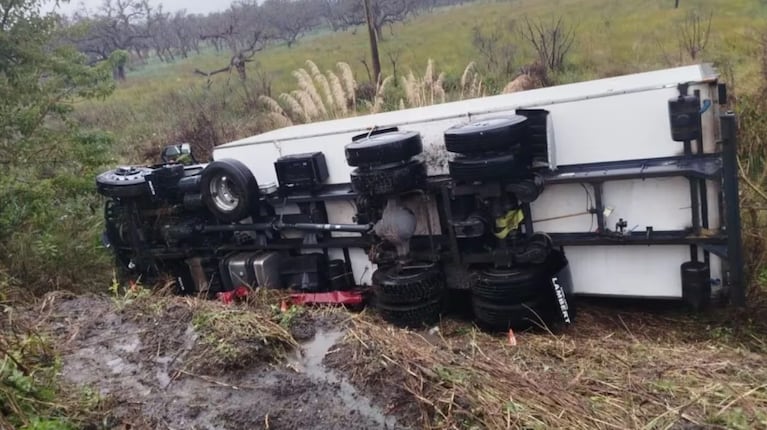El accidente ocurrió en medio de intensas lluvias.