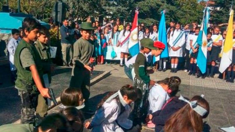 El acto por el Día Nacional de la Memoria en la Plaza de La Cumbre.