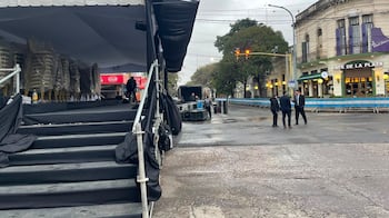 El acto, suspendido por la llovizna.