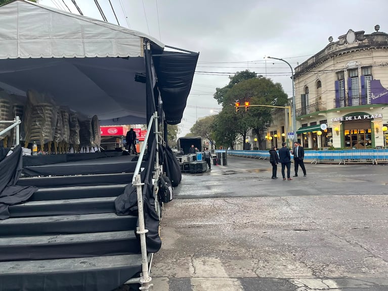 El acto, suspendido por la llovizna.