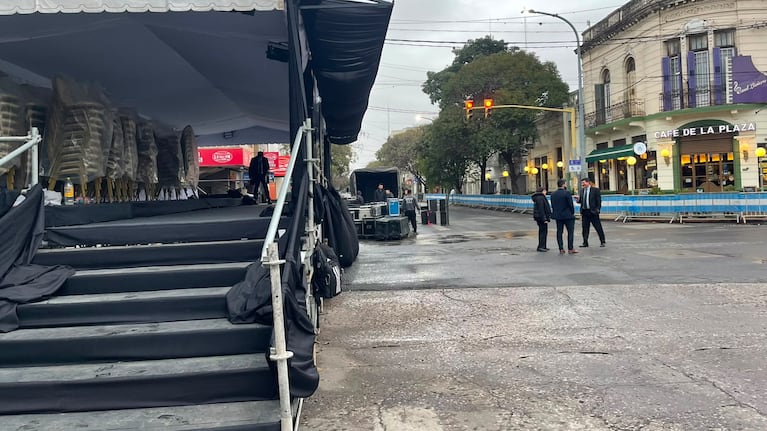 El acto, suspendido por la llovizna.