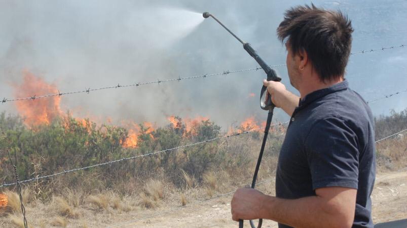 El actor no dudó un segundo y salió a proteger su complejo de cabañas. Foto: Ariel Luna.