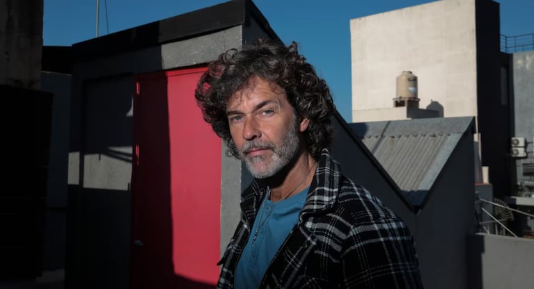 El actor se mostró feliz junto a su nueva pareja.