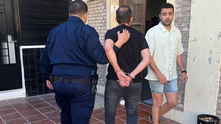 El acusado ingresando a la sede policial de San Francisco.