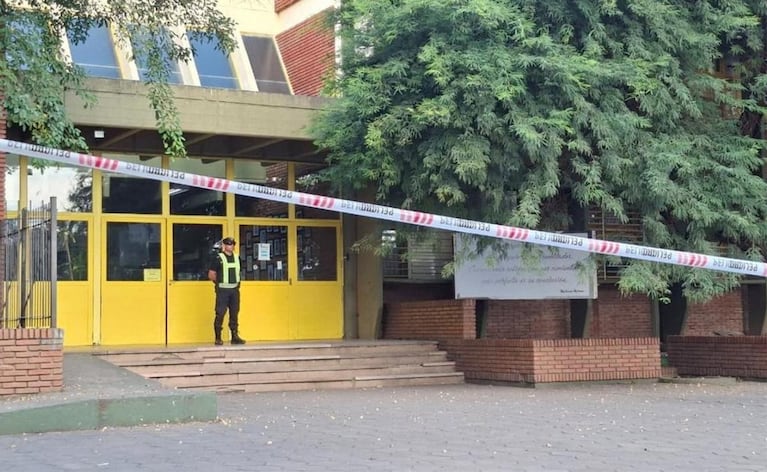 El adolescente de 16 años imputado como cómplice del ataque armado en una escuela de San Cristóbal fue agredido dentro de la cárcel. 