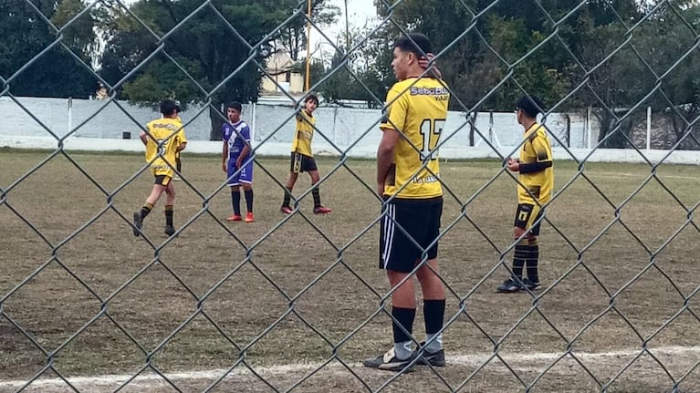 El adolescente juega al fútbol en el club Unión Florida.