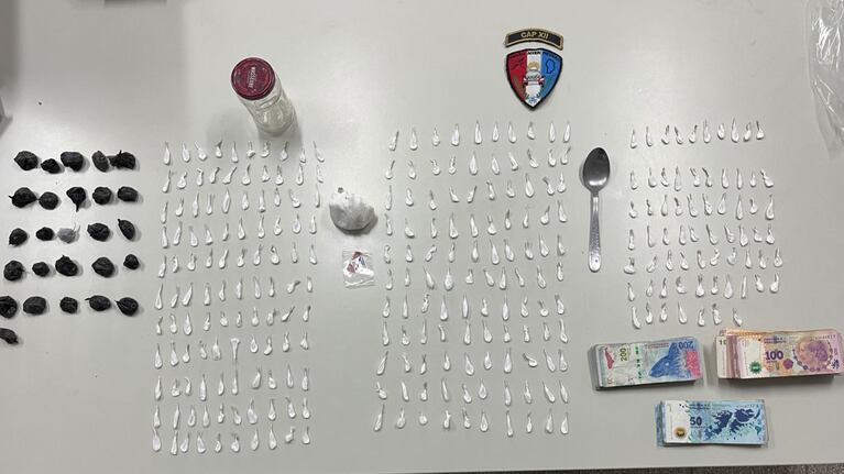 El adolescente llevaba cocaína, marihuana y plata.