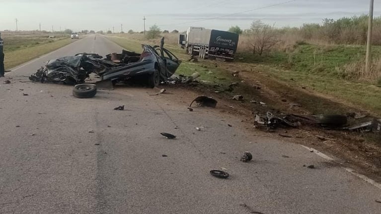 El adolescente murió en el acto y su auto quedó destrozado.