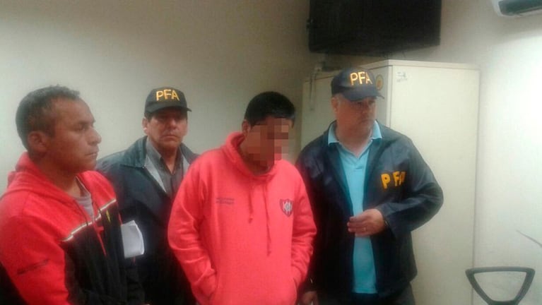 El adolescente y su padre fueron entregados a las autoridades argentinas.