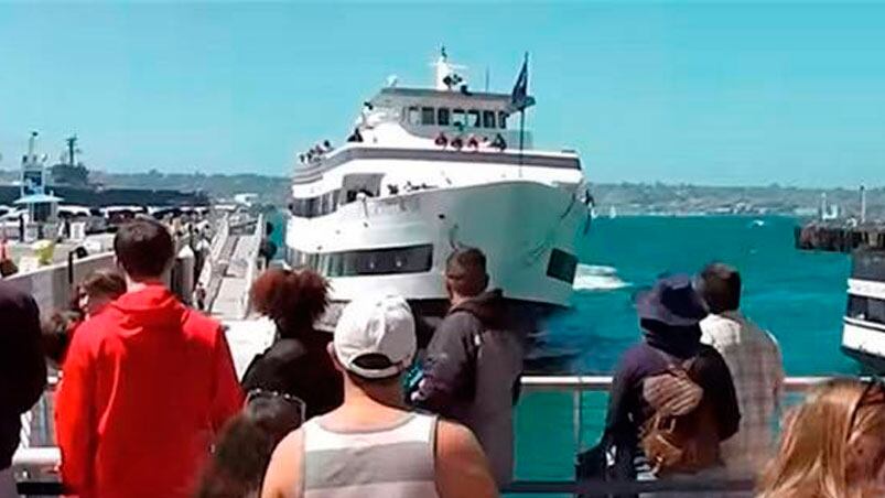 El Adventure Hornblower se viene sin frenos contra el muelle del puerto de San Diego.