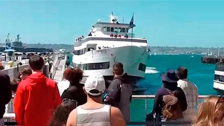 El Adventure Hornblower se viene sin frenos contra el muelle del puerto de San Diego.