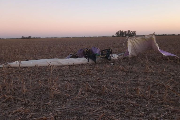 El aeroplano se precipitó sobre un campo. Foto: Policía.