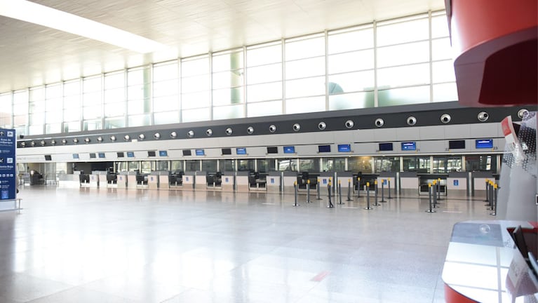 El Aeropuerto como nunca antes lo viste: sin pasajeros. Fotos: Lucio Casalla/ElDoce.tv