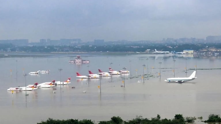 El aeropuerto con más tráfico del mundo, inoperable por las lluvias.