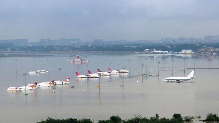 El aeropuerto con más tráfico del mundo, inoperable por las lluvias.