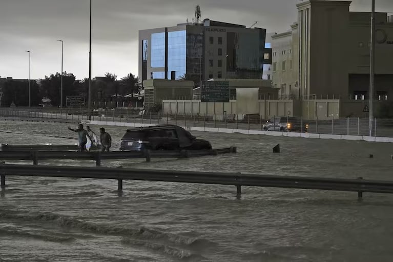 El aeropuerto de Dubái quedó bajo el agua por un temporal inédito: las imágenes