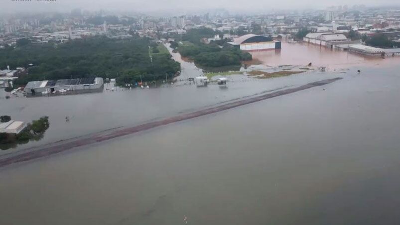 El aeropuerto de Porto Alegre bajo el agua.