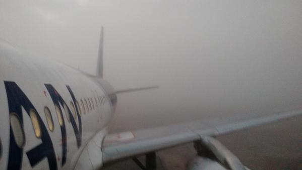 El aeropuerto inoperable por la neblina. Foto: @dboldini