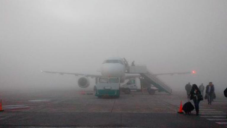 El aeropuerto inoperable por la neblina. Foto: @dboldini