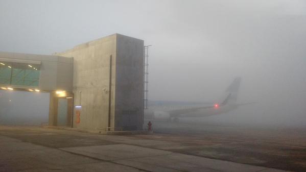 El aeropuerto inoperable por la neblina. Foto: @dboldini