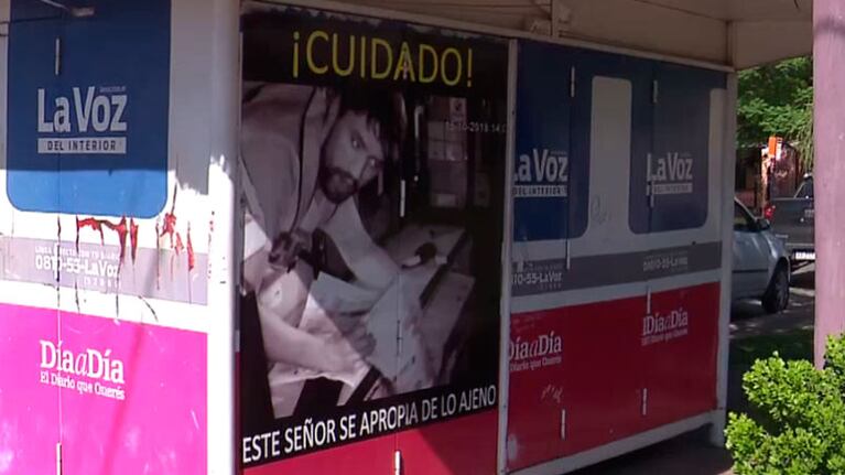 El afiche pegado en el puesto de diarios y revistas.