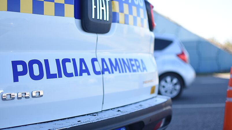 El agente de la Caminera perdió la calma al ser filmado.