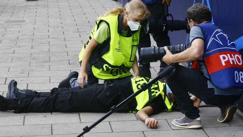 El agente de seguridad cayó desplomado tras recibir el fuerte pelotazo.