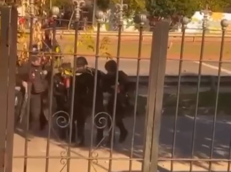 El agente fue baleado en una de las piernas.