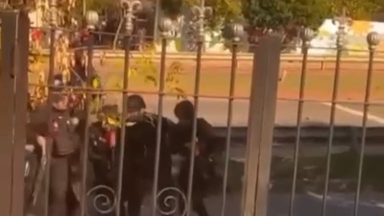 El agente fue baleado en una de las piernas.