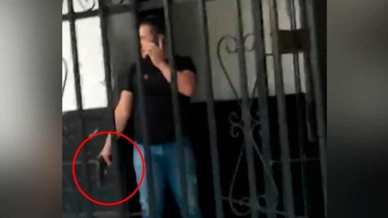 El agente se defendió de las agresiones de los atacantes.