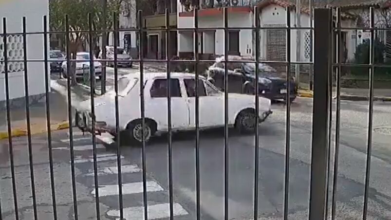 El agresor conducía un Renault 12.