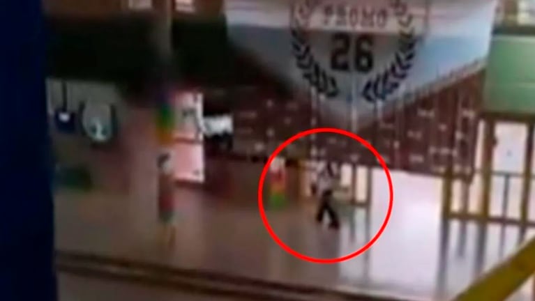 El agresor entró con una escopeta y mató a un compañero.