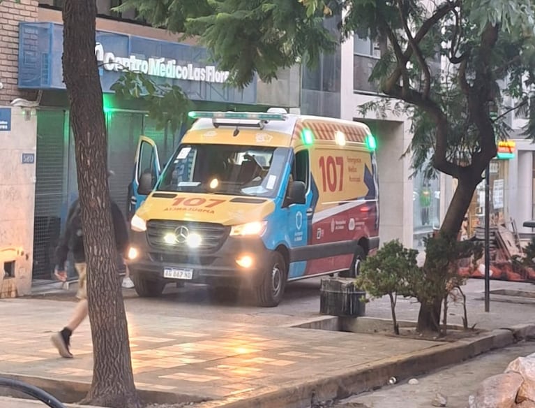 El agresor fue detenido en calzoncillos en la vereda. (Foto: gentileza @leoguevara80)