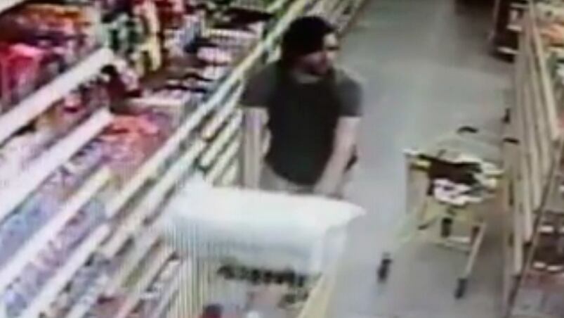 El agresor simula hacer las compras en el supermercado de Miami, antes de atacar.