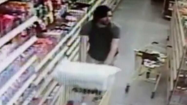El agresor simula hacer las compras en el supermercado de Miami, antes de atacar.