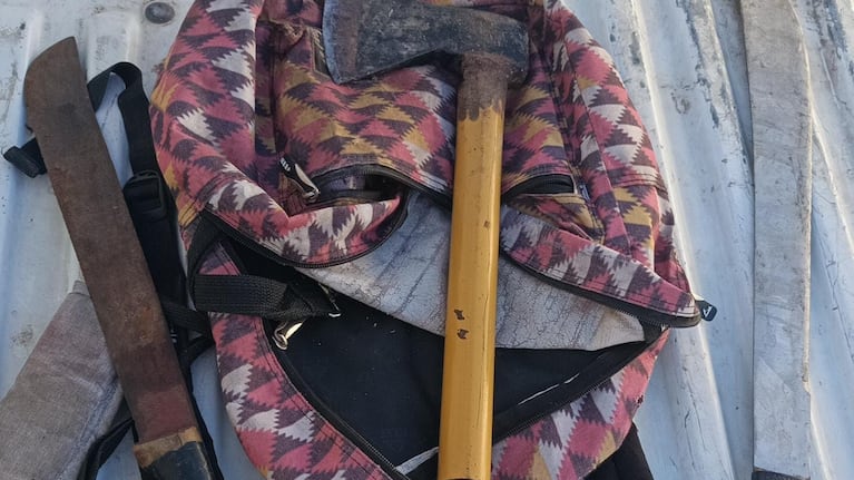 El agresor tenía dos machetes y un hacha.