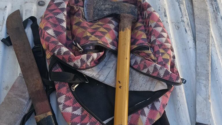 El agresor tenía dos machetes y un hacha.