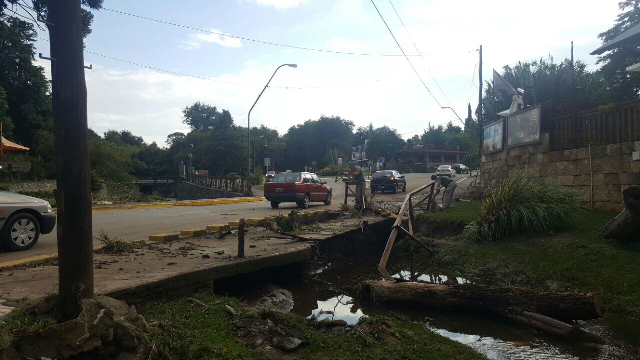 El agua arrastró autos y provocó daños en Villa General Belgrano. Foto: Sebastián Pffafen.