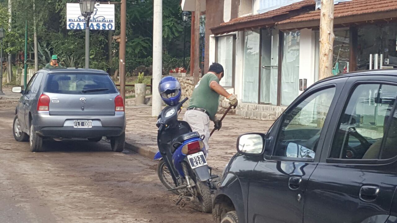 El agua arrastró autos y provocó daños en Villa General Belgrano. Foto: Sebastián Pffafen.