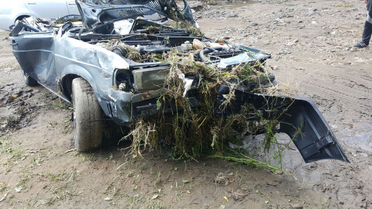 El agua arrastró autos y provocó daños en Villa General Belgrano. Foto: Sebastián Pffafen.