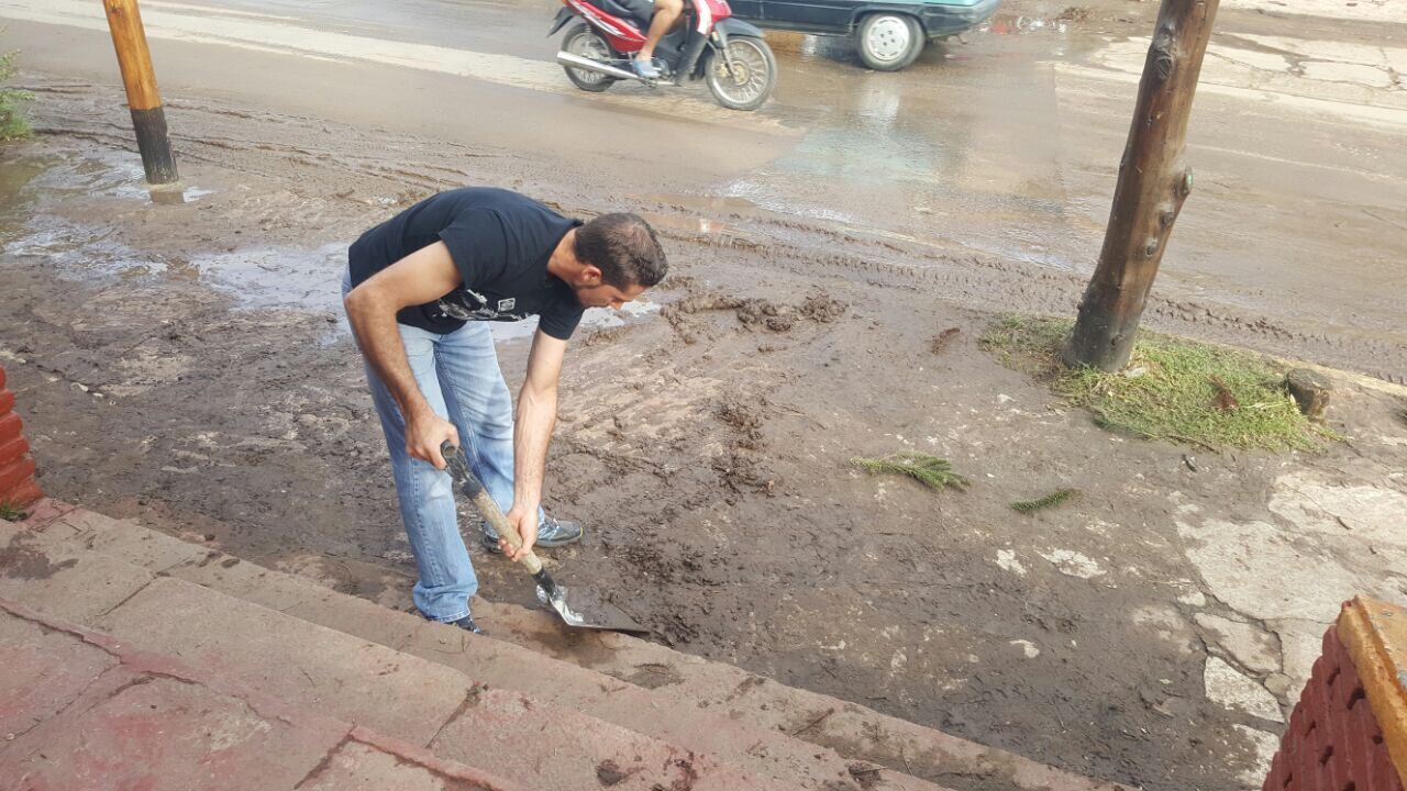 El agua arrastró autos y provocó daños en Villa General Belgrano. Foto: Sebastián Pffafen.