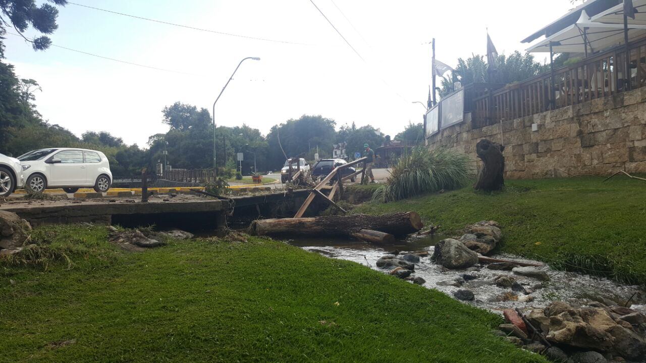 El agua arrastró autos y provocó daños en Villa General Belgrano. Foto: Sebastián Pffafen.