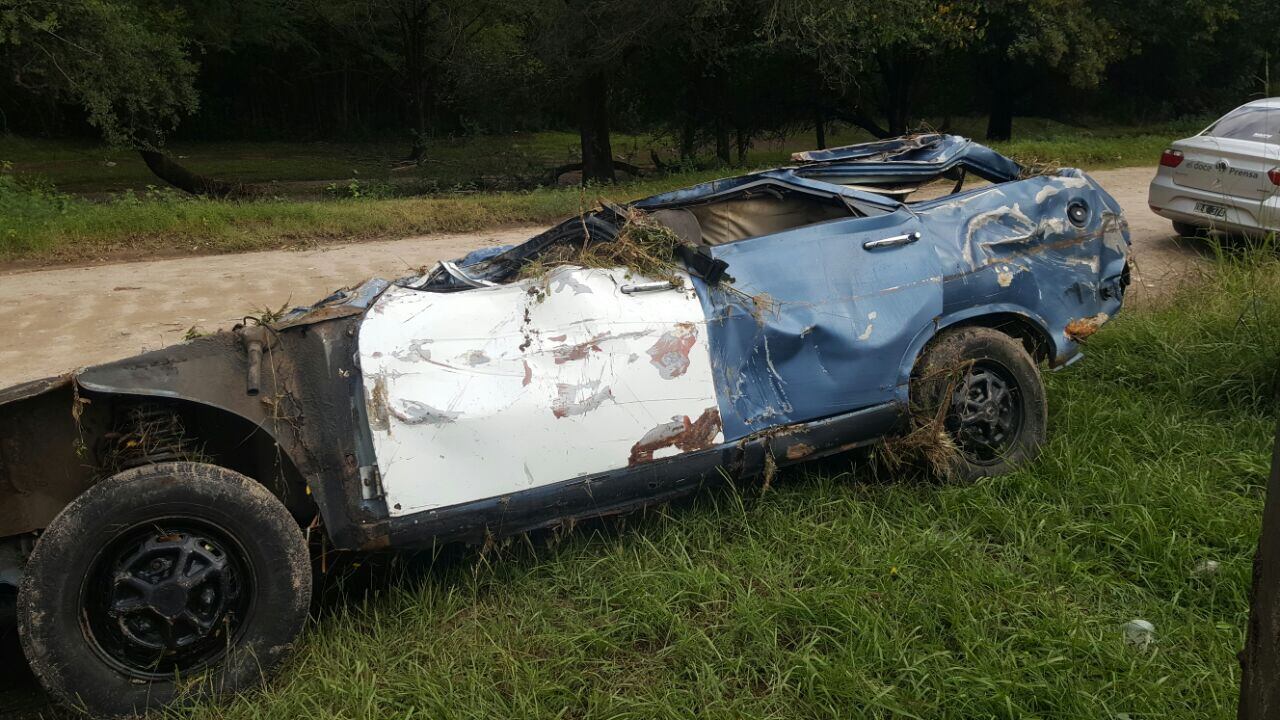 El agua arrastró autos y provocó daños en Villa General Belgrano. Foto: Sebastián Pffafen.